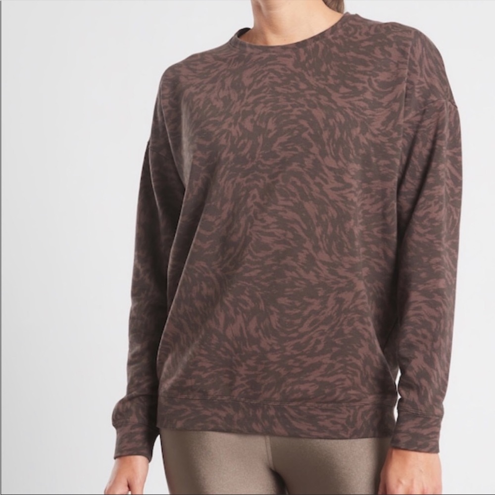 ATHLETA STUDIO TO SMOCKED BROWN LYNX STREET PRINT BALANCE PULLOVER‎ SWEAT…